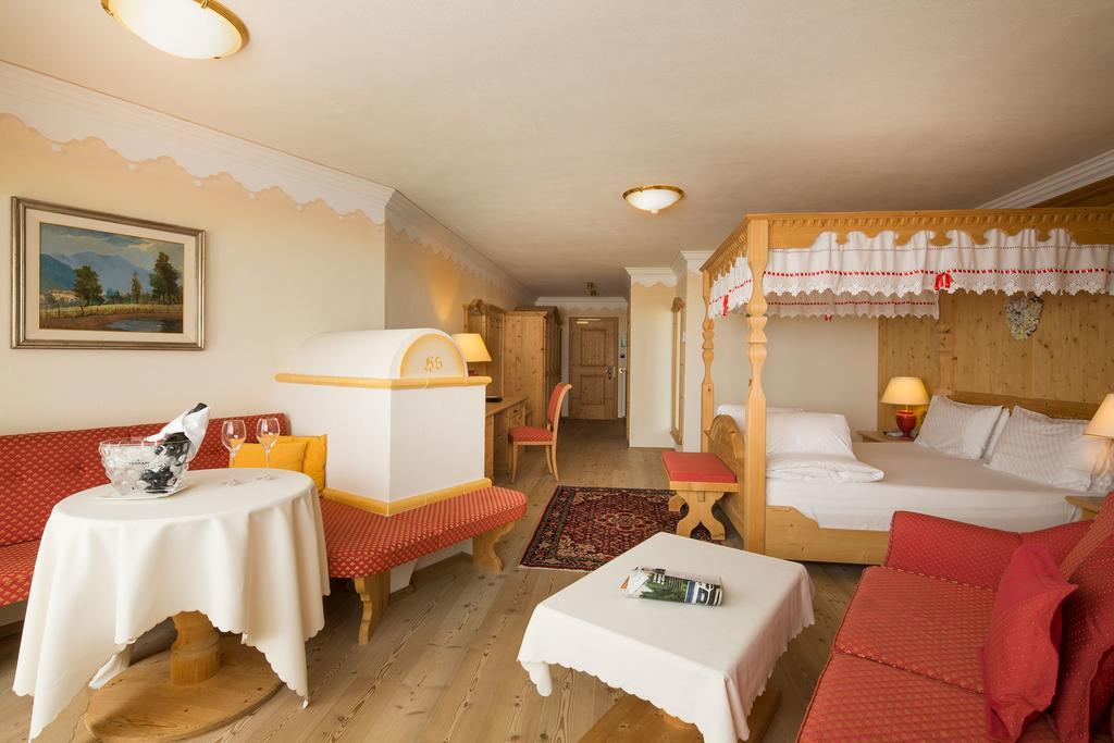 Hotel Sassongher Corvara In Badia Exterior foto